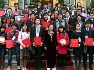 Vice President Nguyen Thi Doan welcomes foreign students