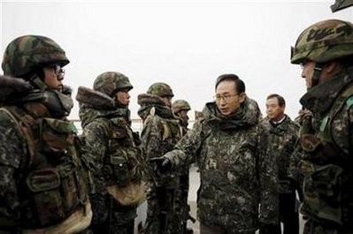 South Korean President Lee Myung-bak (C) encourages army soldiers during his visit to a military observation post of the front-line unit in the demilitarized zone in Yanggu, far northeast of Seoul, December 23, 2010