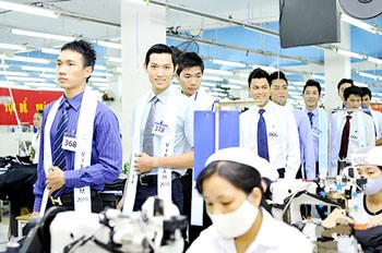 "Mister Vietnam 2010" contestants visit Nha Be Garment Company. (Photo: Sggp)