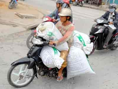 A laden vehicle travels in streets ( Photo: SGGP)