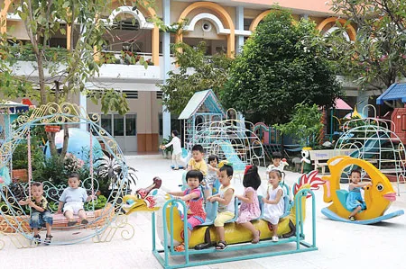 Các cháu mầm non cần được học tập trong môi trường sạch đẹp, thoáng mát. Trong ảnh: Các cháu Trường Mầm non Họa Mi 2 quận 5 vui chơi trong sân trường. Ảnh: MAI HẢI