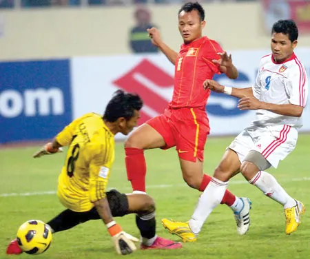 Trọng Hoàng (áo đỏ) sau khi vào thay người nâng tỷ số lên 5-1 cho đội tuyển Việt Nam. Ảnh: NG. NHÂN