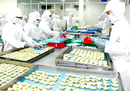 Nhiều doanh nghiệp tại TPHCM đang tích cực sản xuất hàng phục vụ tết. Ảnh: CAO THĂNG