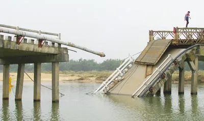 Cầu Đen gãy đôi đổ xuống sông vào ngày 3-12.