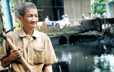 30 năm thầm lặng vớt rác trên dòng kênh đen