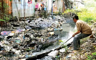 Đủ các loại rác được ném xuống dòng kênh gây tắc nghẽn, ô nhiễm. Còn ông Bảy Tân cứ lặng lẽ hàng ngày làm công việc vớt rác lên để khô rồi đốt.