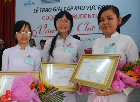 Ba học sinh lớp 9/6 trường THCS Lê Ngọc Hân tỉnh Tiền Giang (từ trái sang) Trần Hồng Ngọc; Võ Hồng Thiên Ân đoạt giải nhì và Nguyễn Lê Ngọc Quang đoạt giải nhất cuộc thi "Prudential - Văn hay chữ tốt" khu vực đồng bằng sông Cửu Long năm 2010. Ảnh: Mai Hải