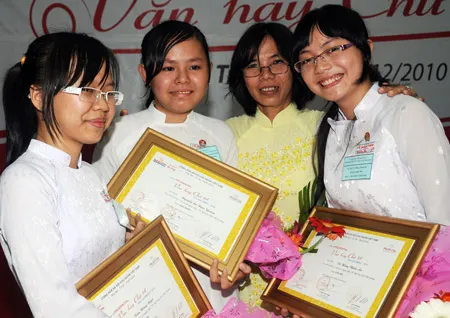 Cô Nguyễn Thị Tuyết (thứ 2, từ phải sang) chung vui cùng 3 học sinh đoạt giải cao cuộc thi Prudential Văn hay - Chữ tốt ĐBSCL 2010. Ảnh: MAI HẢI