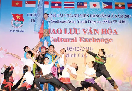 Giao lưu văn hóa giữa các thành viên tàu thanh niên Đông Nam Á. Ảnh: VIỆT DŨNG