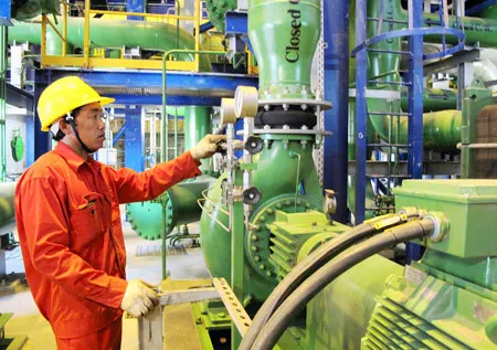 Các kỹ sư đang thực hiện công tác bảo trì tại Nhà máy Nhiệt điện Cà Mau 2.