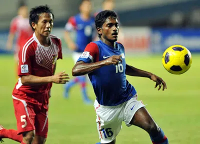 Thắng Lào 5 - 1, Malaysia (phải) giành quyền vào bán kết. Ảnh: AFF