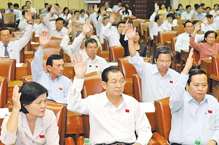 Các đại biểu HĐND TPHCM biểu quyết thông qua nghị quyết tại kỳ họp. Ảnh: VIỆT DŨNG