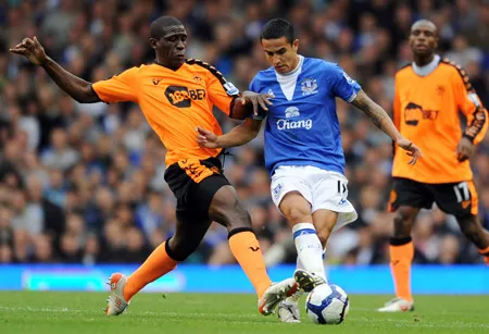 Tiền vệ Hendry Thomas (trái, Wigan) tranh bóng với tiền vệ Everton Tim Cahill.