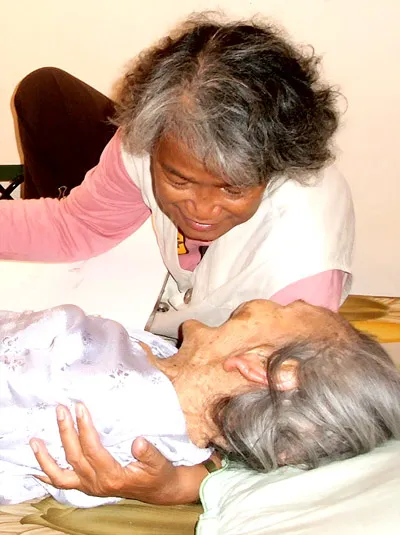 Họa sĩ Đặng Ái Việt tâm tình cùng mẹ Nguyễn Thị Thứ.