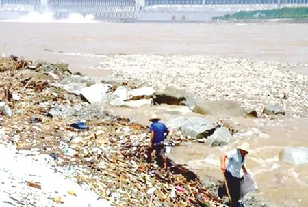 Dọn rác đập Tam Hiệp