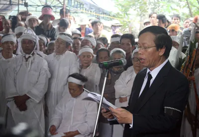 Ông Lê Phước Thanh, Chủ tịch UBND tỉnh Quảng Nam đọc điếu văn ôn lại cuộc đời Mẹ Thứ.