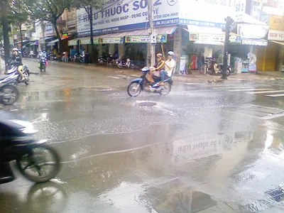 Nước bắn phá nắp cống