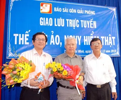 Phó TBT báo SGGP Phạm Đức Hiến (bìa phải) tặng hoa các vị khách mời tham gia giao lưu. Ảnh: Cao Thăng