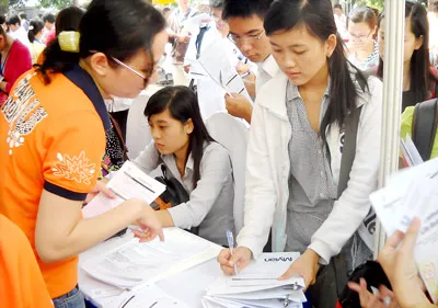 Người lao động đăng ký tìm việc tại một ngày hội việc làm tổ chức vào cuối năm 2010.