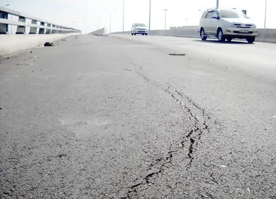 Xuất hiện vết nứt ở đường dẫn cầu Phú Mỹ