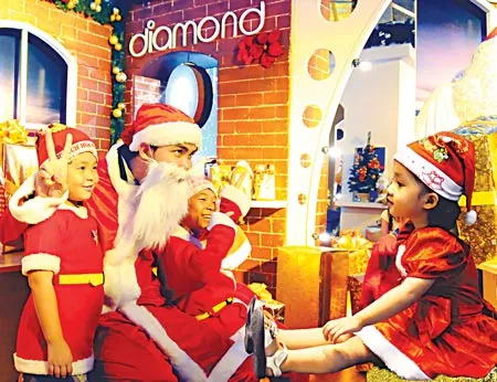 Các bé thích thú mặc trang phục giống ông già Noel để chụp hình chung.