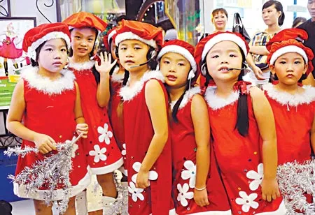 Đội Sơn Ca biểu diễn văn nghệ mừng Noel tại Diamond Plaza.