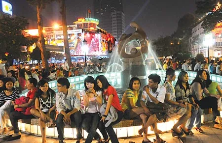 Từ đêm 12-12, không khí Noel ở khu vực trung tâm thành phố đã thu hút nhiều người, nhất là các bạn trẻ.