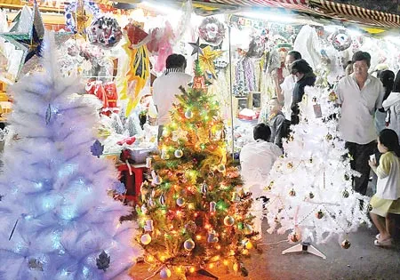 Người dân dạo chơi và sắm đồ trang trí Noel tại đường Hai Bà Trưng quận 3.