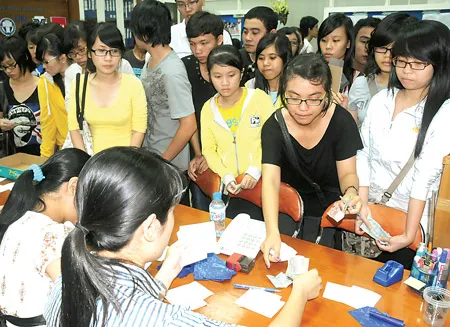 Thí sinh nộp hồ sơ xét tuyển nguyện vọng 2 tại Trường ĐH Hoa Sen TPHCM. Ảnh: MAI HẢI