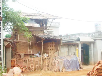 Cảnh lò gạch nhả khói ngay giữa khu dân cư ở xã Kim Quan (Thạch Thất - Hà Nội).