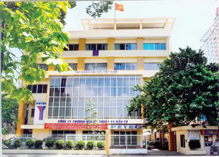 Petec và “Thế ba chân kiềng”