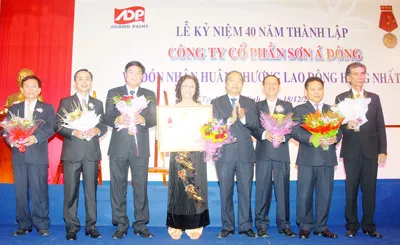 Tập thể Công ty Cổ phần Sơn Á Đông đón nhận Huân chương Lao động hạng nhất của Chủ tịch nước.