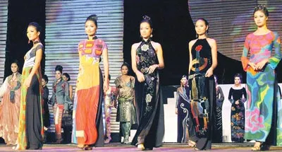 Ứng dụng mỹ thuật trong thiết kế thời trang trên chiếc áo dài của nhà tạo mẫu Sỹ Hoàng. Ảnh: AN DUNG