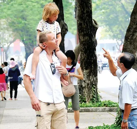 Cảm giác thoải mái, thư giãn là điều mà những khoảng xanh ở trung tâm TP mang lại cho mọi người khi dạo chơi, tản bộ dưới các bóng cây.
