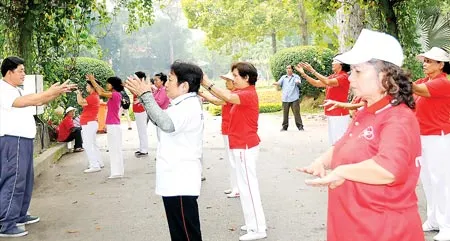 Không gian xanh là môi trường tốt cho người cao tuổi tập dưỡng sinh.