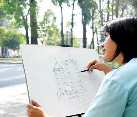 Sinh viên năm thứ 2 khoa Mỹ thuật công nghiệp Trường ĐH Hồng Bàng thực hành bài tập dưới không gian xanh trước Dinh Thống Nhất.