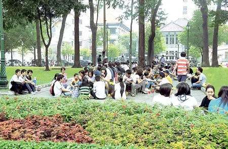 Đông đảo các bạn trẻ chọn không gian xanh trước Dinh Thống Nhất làm nơi sinh hoạt vui chơi tập thể, nhóm bạn.