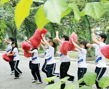 Nhóm sinh viên năm 1, khóa 14 Đại học Tôn Đức Thắng đang luyện tập chuẩn bị môn thi giáo dục thể chất tại khoảng xanh trong công viên Tao Đàn.