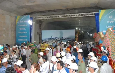 Lễ hợp long hầm vượt sông Sài Gòn. Ảnh: CAO THĂNG