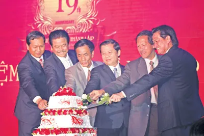 Phó Chủ tịch UBND TPHCM Lê Minh Trí và lãnh đạo Sacombank mừng ngày sinh nhật ngân hàng