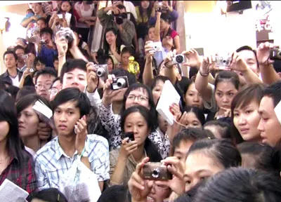 Hàng ngàn bạn đọc hâm mộ đã tập trung khiến cho Nhà sách Fahasa Tân Định trở nên chật chội, nhỏ bé