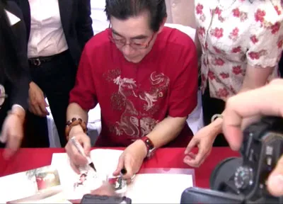 "Tôn Ngộ Không" ký tặng sách "Lục Tiểu Linh Đồng bình Tây Du"