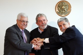 The President of the Palestinian National Authority, Mahmoud Abbas (L), Brazilian President Luiz Inacio Lula da Silva (C) and Brazilian Foreign Minister Celso Amorim, pose during a meeting at Planalto Palace in Brasilia, Brazil on December 31, 2010. Abbas arrived in Brazil to attend the inauguration of the country's first female president, Dilma Rousseff, on January 1, 2011. AFP