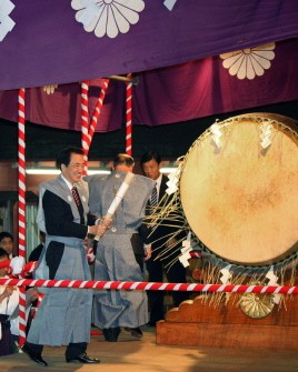Japanese Prime Minister Naoto Kan (L) prepares to beat a drum for the new year at the Ookunitama shrine in Fuchu city, Tokyo, on January 1, 201. AFP