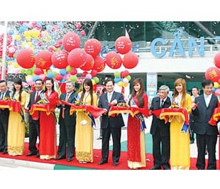 Prime Minister Nguyen Tan Dung (C) and Government officials cut a ribbon to inaugurate Can Tho International Airport on Jan. 1, 2011. (Photo: SGGP)