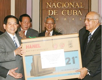 On Sep, 29, 2009, during his visit to Cuba, President Triet (L) offers Vice President of the Cuban Council of Ministers, Ricardo Cabrisas, a gift from the Vietnamese people