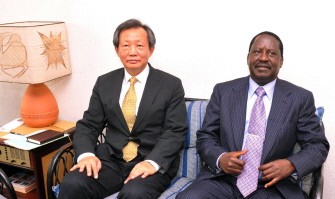 United Nations representative to the Ivory Coast Y.J. Choi (L) holds a meeting with Kenyan Prime Minister Raila Odinga (R) on the sidelines of a meeting between Alassane Ouattara and envoys representing the 15-nation Economic Community of West African States. AFP