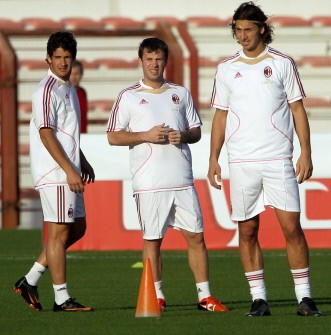 Antonio Cassano (C) stands with Zlatan Ibrahimovic (R) and Pato train at the grounds of Al-Ahli Stadium in Dubai on December 28, 2010 during the annual winter training camp of AC Milan in the Gulf emirate. AFP