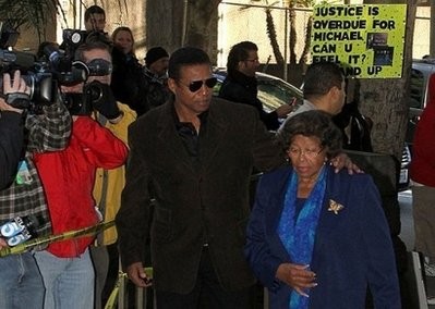 Katherine Jackson (R) and Jermaine Jackson, mother and brother of late King of Pop Michael Jackson, arrive for the preliminary hearing of Dr. Conrad Murray, charged with involuntary manslaughter over the singer's shock June 2009 death, in Los Angeles.