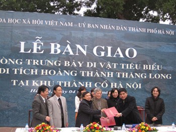 A view of the handover ceremony of the 215 objects, excavated from Thang Long Citadel archaeological site, to Hanoi People’s Committee on January 4 (Photo: Hanoimoi)